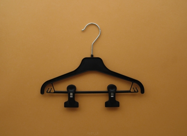 Wieszak 01-109-28E z poprzeczką i klipsami 28cm