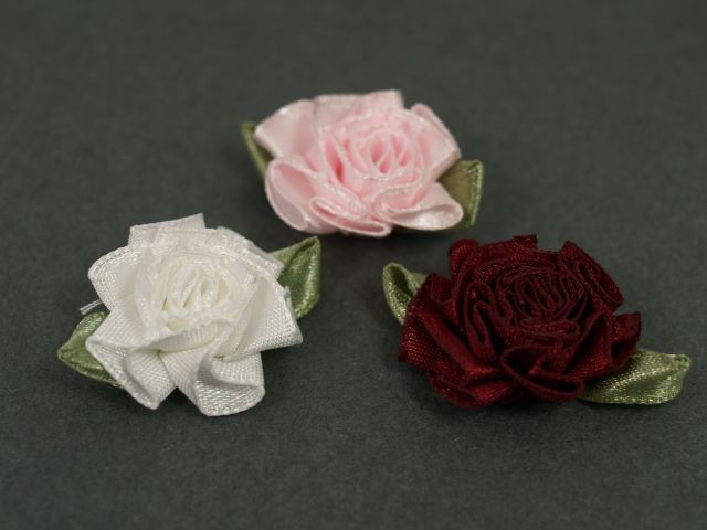 Goździki atłasowe z listkiem 2,5cm R-40