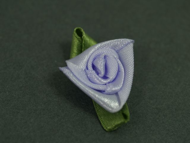 Różyczki atłasowe z listkiem 2,5cm R-08